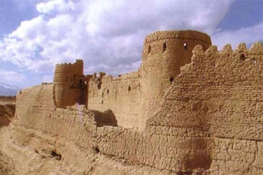 مرمت قلعه تاریخی ارنان مهریز
